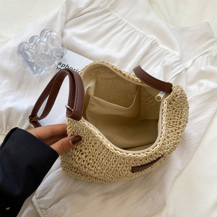 Damska pleciona torebka na ramię z naszywką i paskiem
