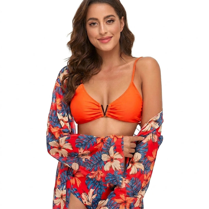 Damski zestaw bikini z narzutką w kwiatowy wzór i metalowym detalem przy dekolcie