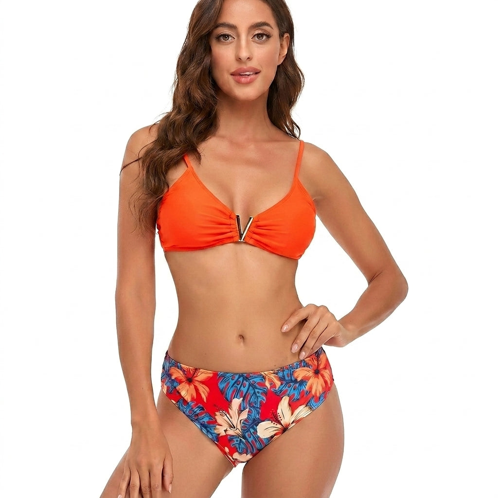 Damski zestaw bikini z narzutką w kwiatowy wzór i metalowym detalem przy dekolcie