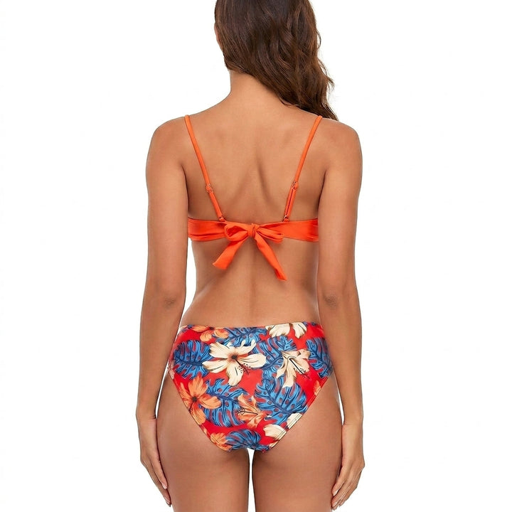 Damski zestaw bikini z narzutką w kwiatowy wzór i metalowym detalem przy dekolcie